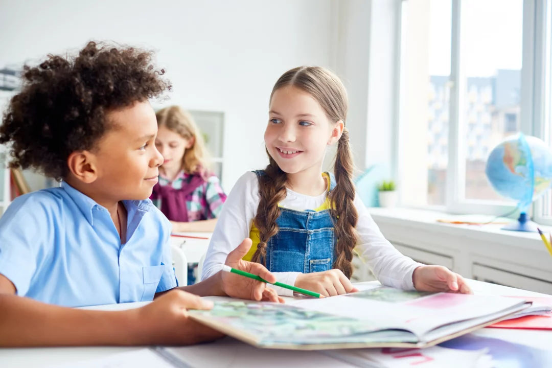 Dois alunos na sala de aula