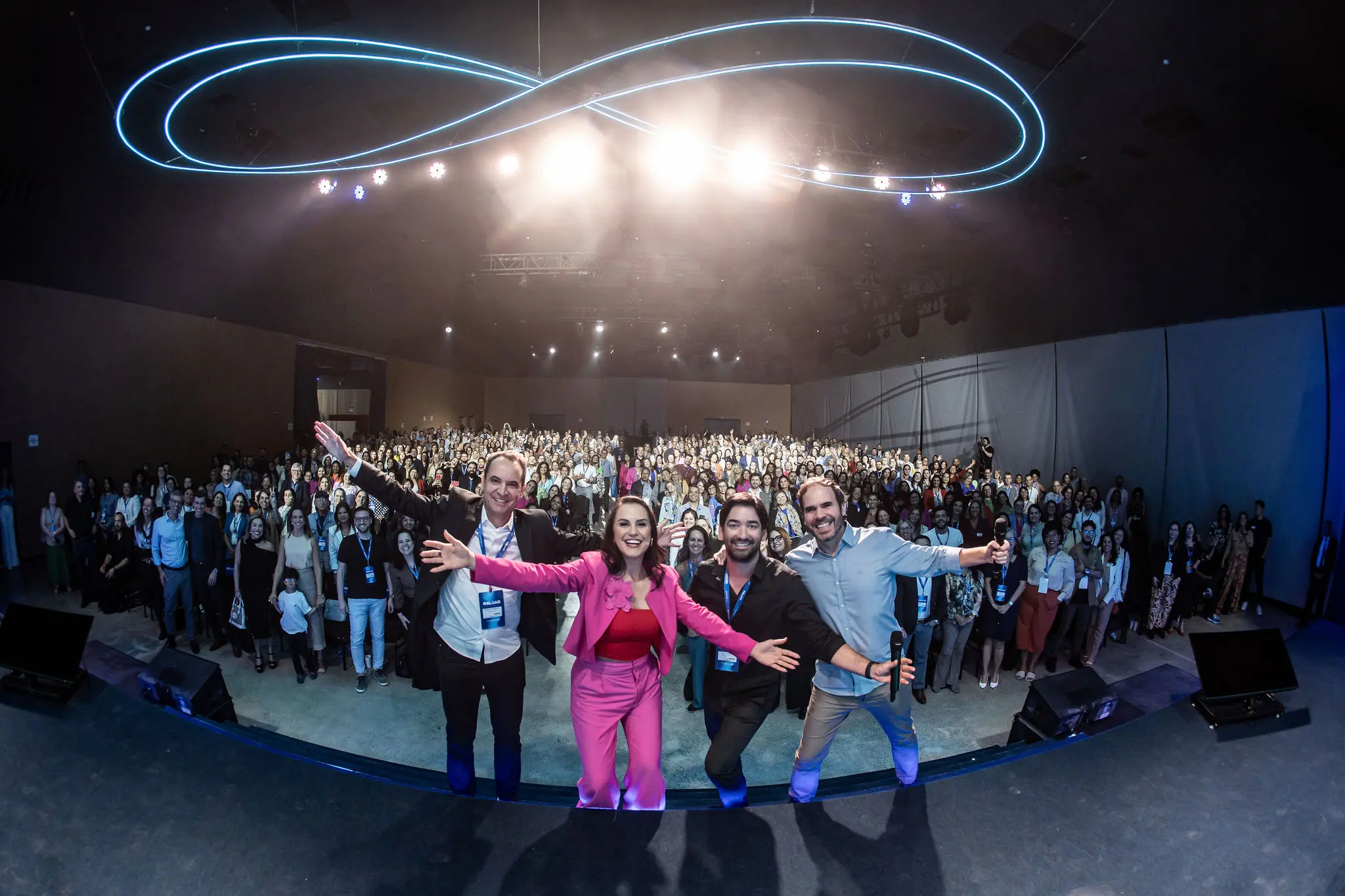 Diretores e palestrante na frente da plateia do evento Bernoulli 360.