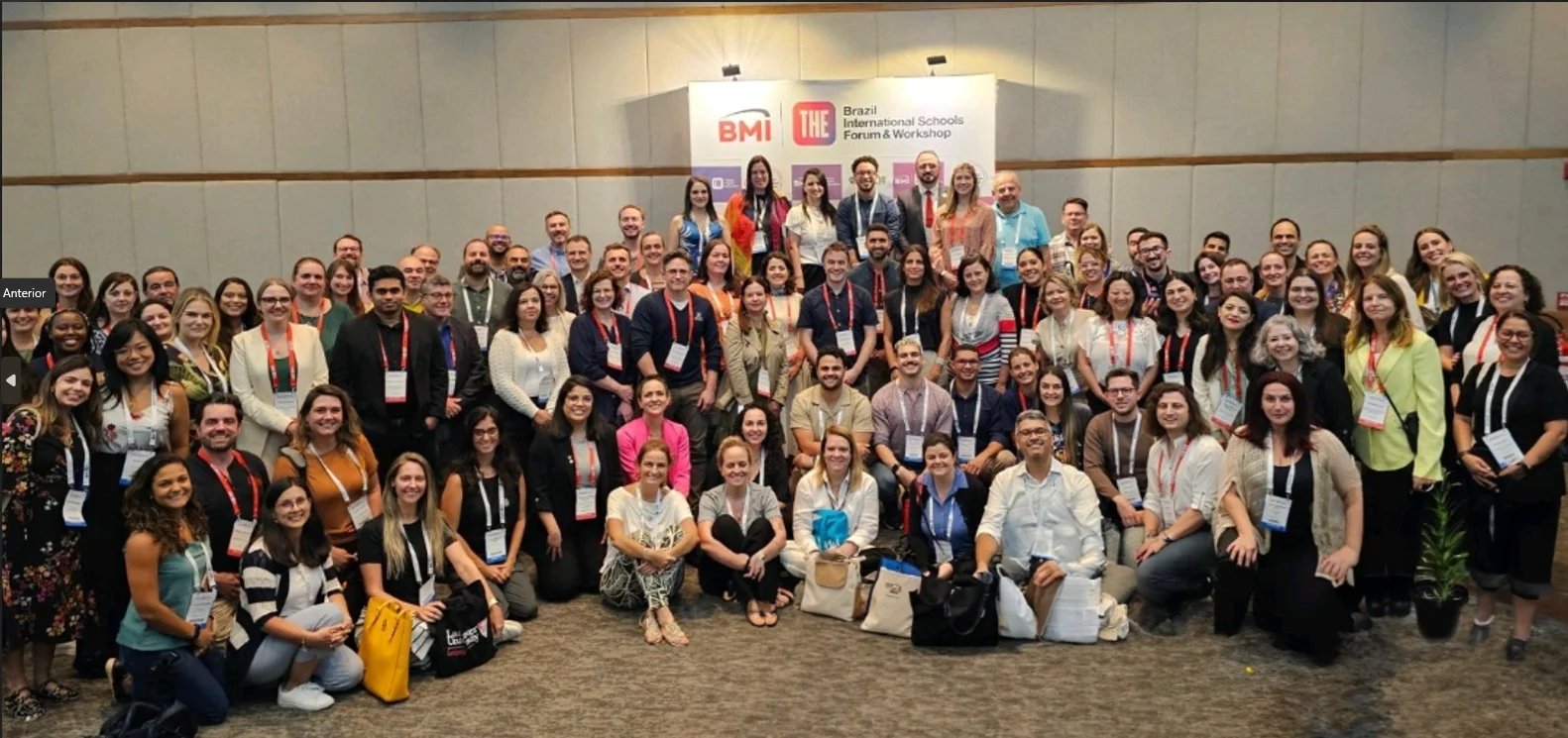 Plateia do forum e workshop de escolas internacionais do Brasil reunida para uma foto