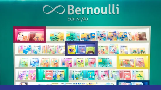 Estante com os livros das coleções do Bernoulli Sistema de Ensino