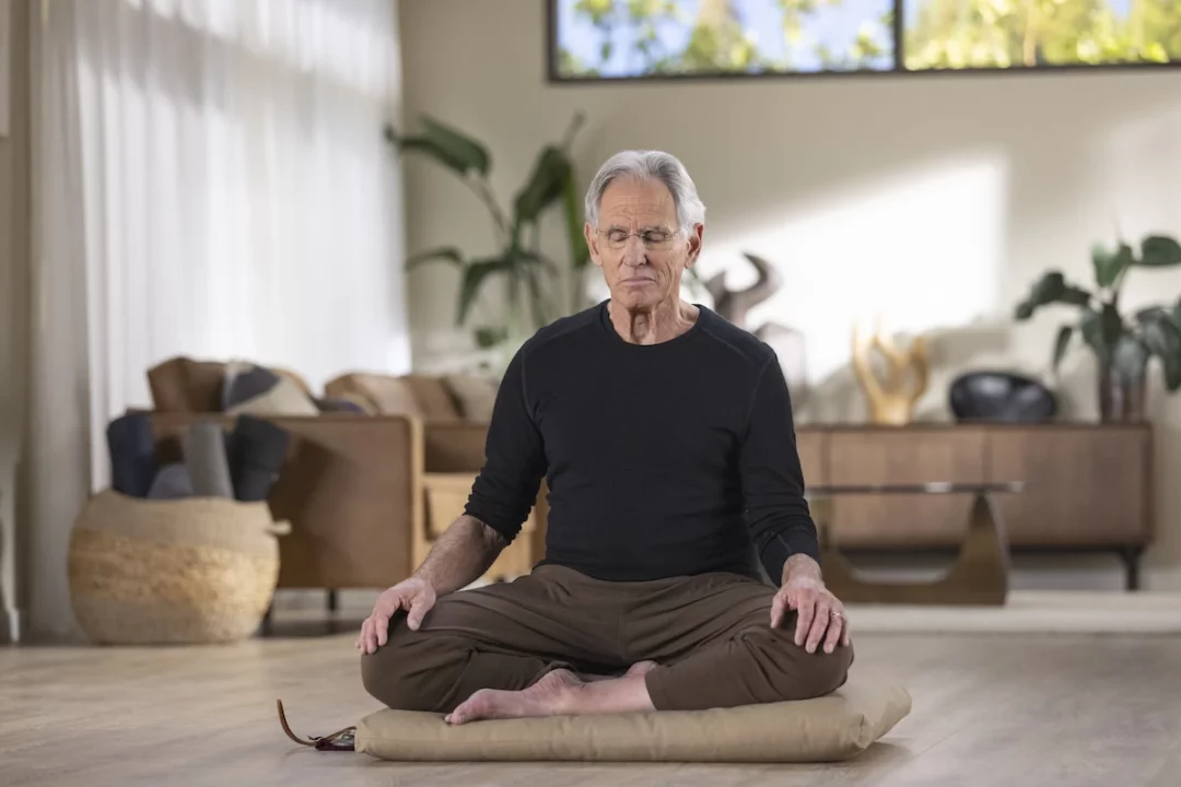 Professor Jon Kabat-Zinn durante prática de mindfulness.