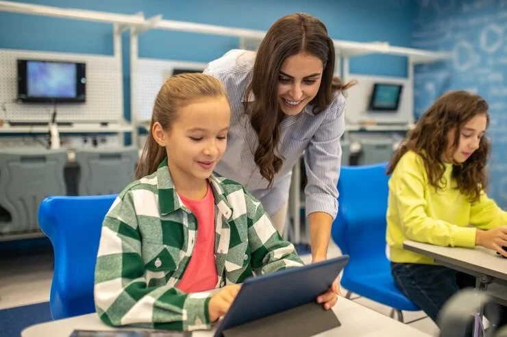 Professor utilizando tecnologia educacional no Bernoulli