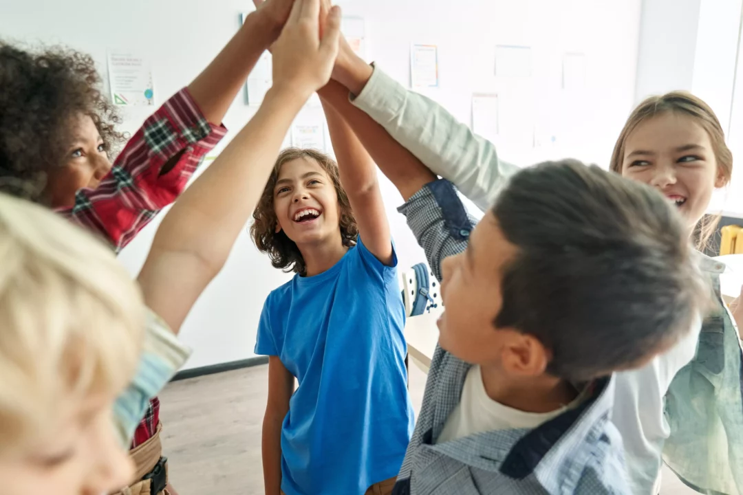 Crianças em trabalho de aprendizagem colaborativa na escola. 